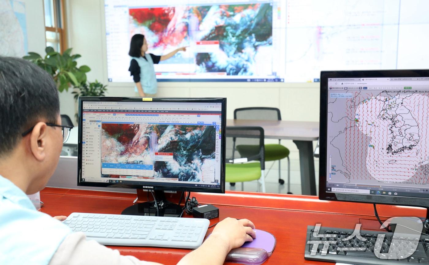 19일 전북자치도 전주시 전주기상지청에서 예보관들이 북상하는 제9호 태풍 '종다리'의 이동 경로를 확인하고 있다. 2024.8.19/뉴스1 ⓒ News1 유경석 기자