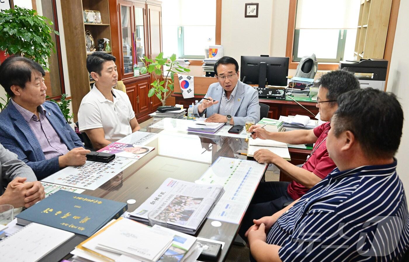 본문 이미지 - 울산시의회 안수일 의원이 공공 배달앱의 이용률을 올려 지역 소상공인의 어려움을 덜어주기 위해 소상공인 및 울산시 관계 공무원들과 관련 협의를 이어나가고 있다고 19일 밝혔다.(시의회 제공)