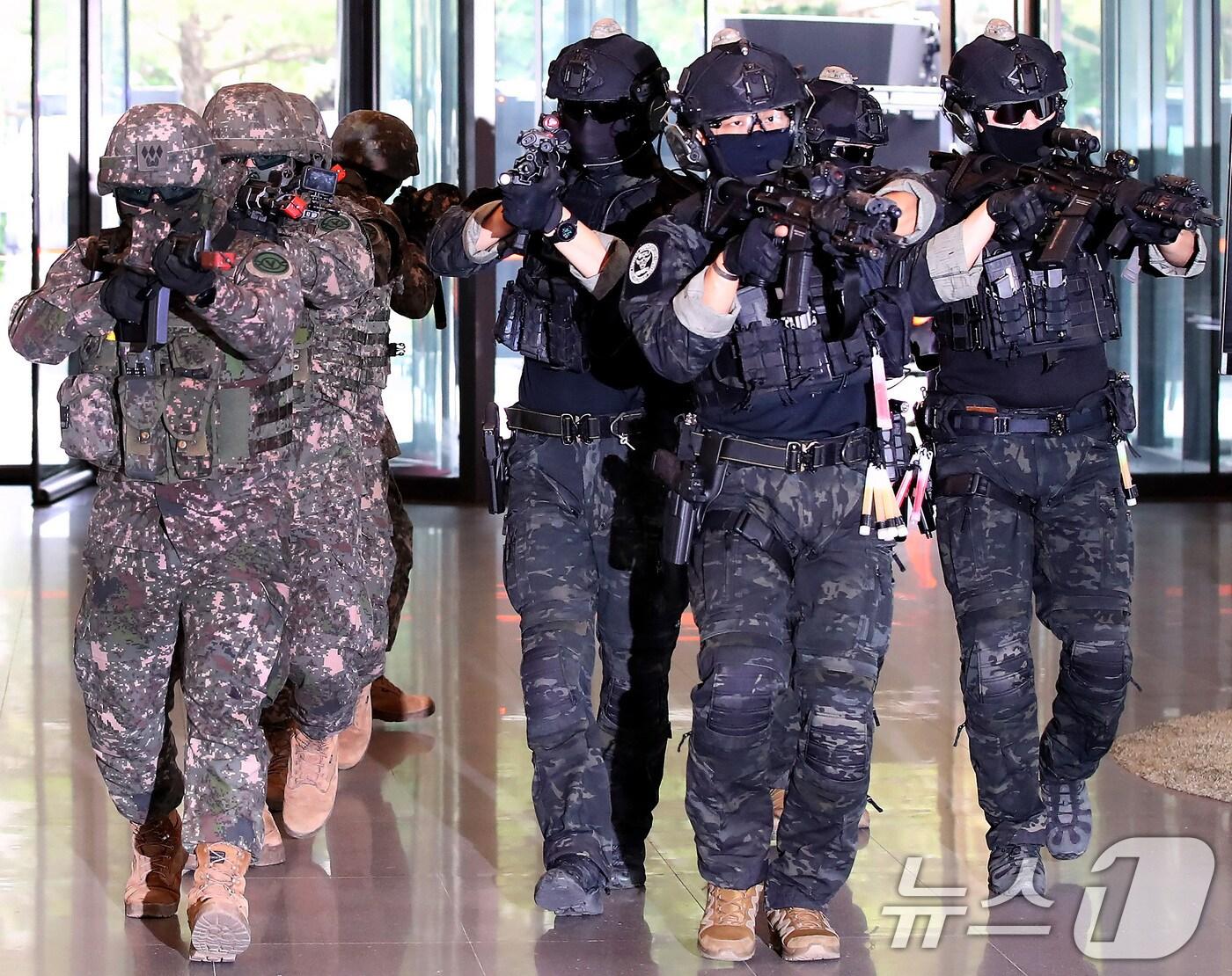 본문 이미지 - 지난해 8월 대구 수성구 iM뱅크 본점에서 테러 상황을 가정해 열린 '2024 을지 자유의 방패(UFS)' 연습에서  50사단 장병들이 테러범을 소탕하기 위해 출동하는 모습. 2024.8.19/뉴스1 ⓒ News1 공정식 기자