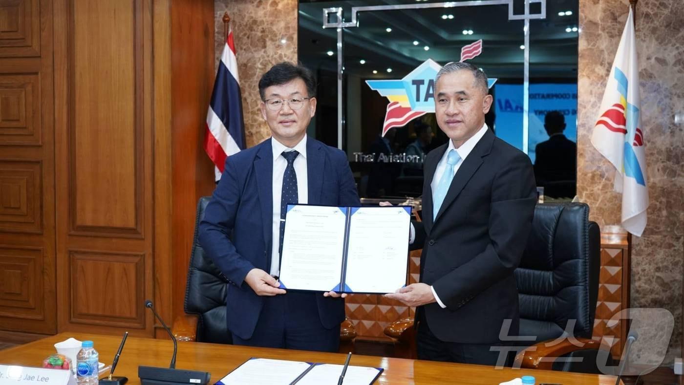 KAI CS센터 이상재 전무(왼쪽)와 태국 TAI 사장이 T-50 PBL MOU 체결 기념사진 촬영을 하고 있다.(KAI 제공) 