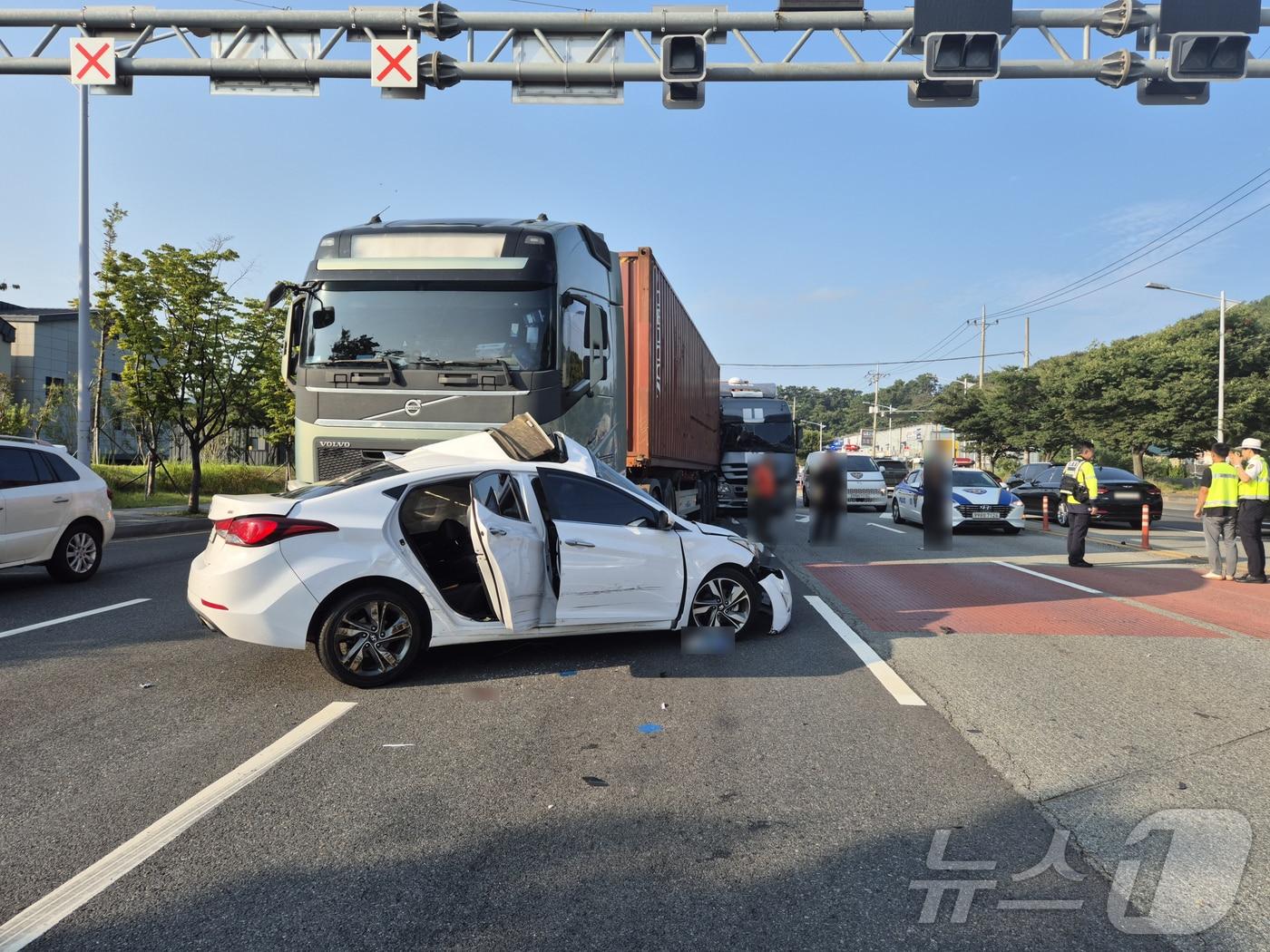 본문 이미지 - 9일 오전 7시 부산 강서구 사고 현장(부산 강서경찰서 제공)