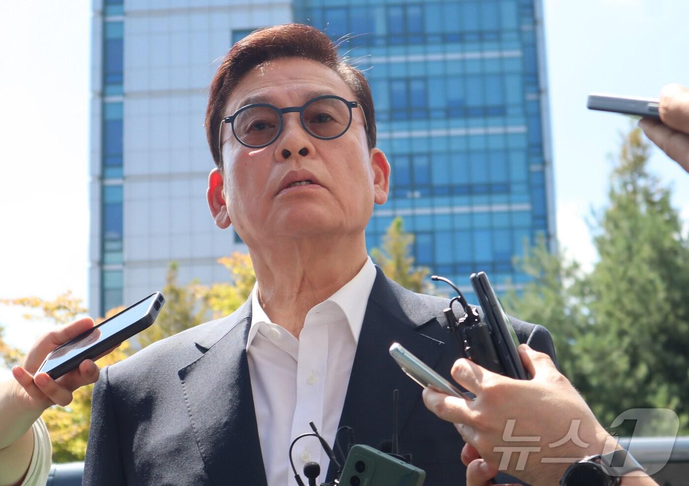 뇌물수수 등 혐의로 경찰 수사를 받아온 정우택 전 국회의원이 19일 오후 구속 전 피의자 심문(영장실질심사)을 받기 위해 청주지방법원에 출석하고 있다. 정 의원의 '돈 봉투 수수' 의혹은 지난 2월 중순 한 언론에서 정 의원이 지역 카페업자 A 씨로부터 흰 봉투를 받아 주머니에 넣는 모습이 담긴 CCTV 영상이 공개되면서 불거졌다. 2024.8.19/뉴스1 ⓒ News1 박건영 기자