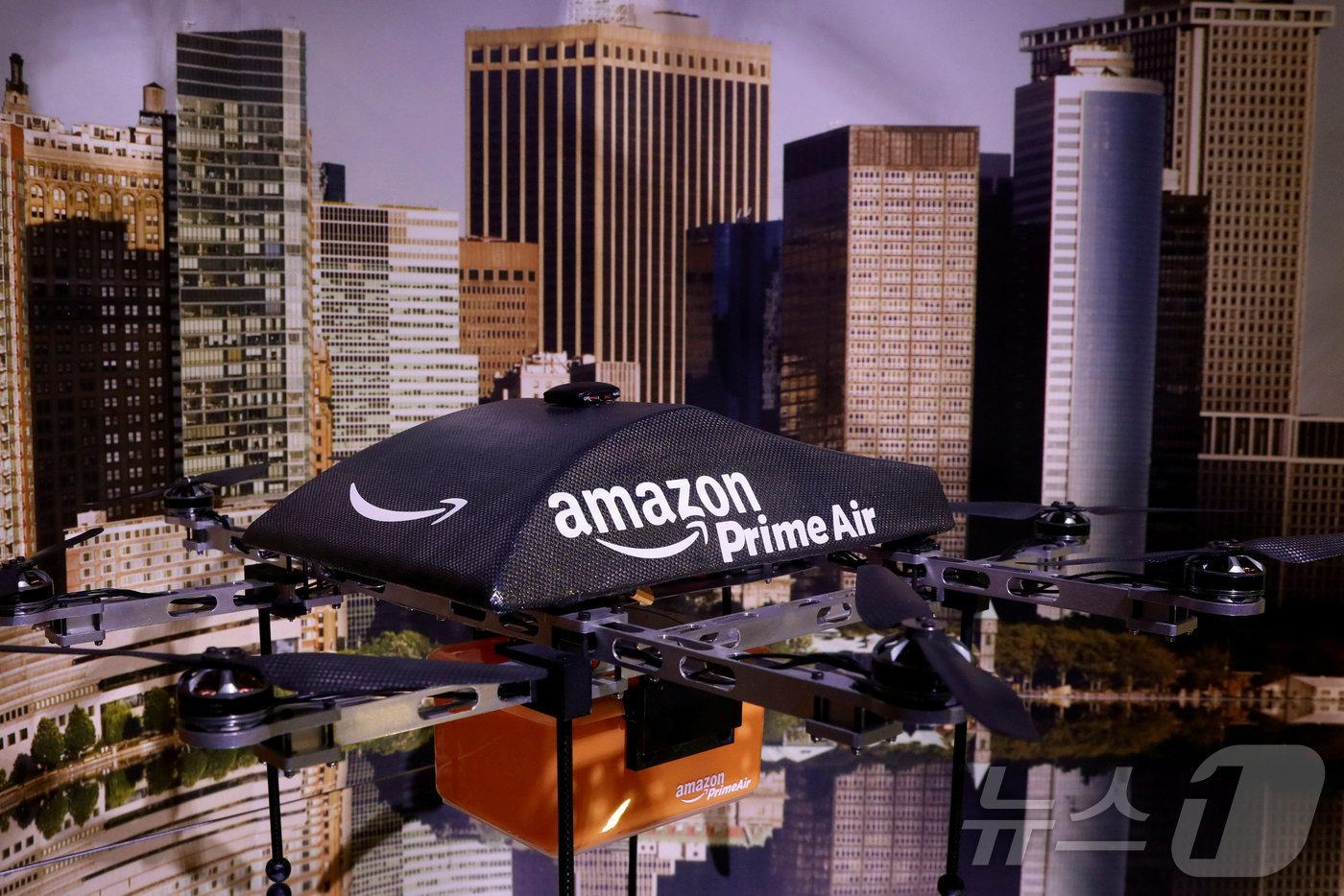 세계 최대 전자상거래 업체 아마존의 드론 배송 서비스 '프라임 에어'에 사용될 드론 모형이 2017년 5월 미국 뉴욕에서 열린 전시회에 모습을 드러냈다. 아마존은 2022년 12월 텍사스주(州) 칼리지스테이션에서 프라임 에어 시범 사업을 시작했다. 2017.05.09. ⓒ 로이터=뉴스1 ⓒ News1 김성식 기자