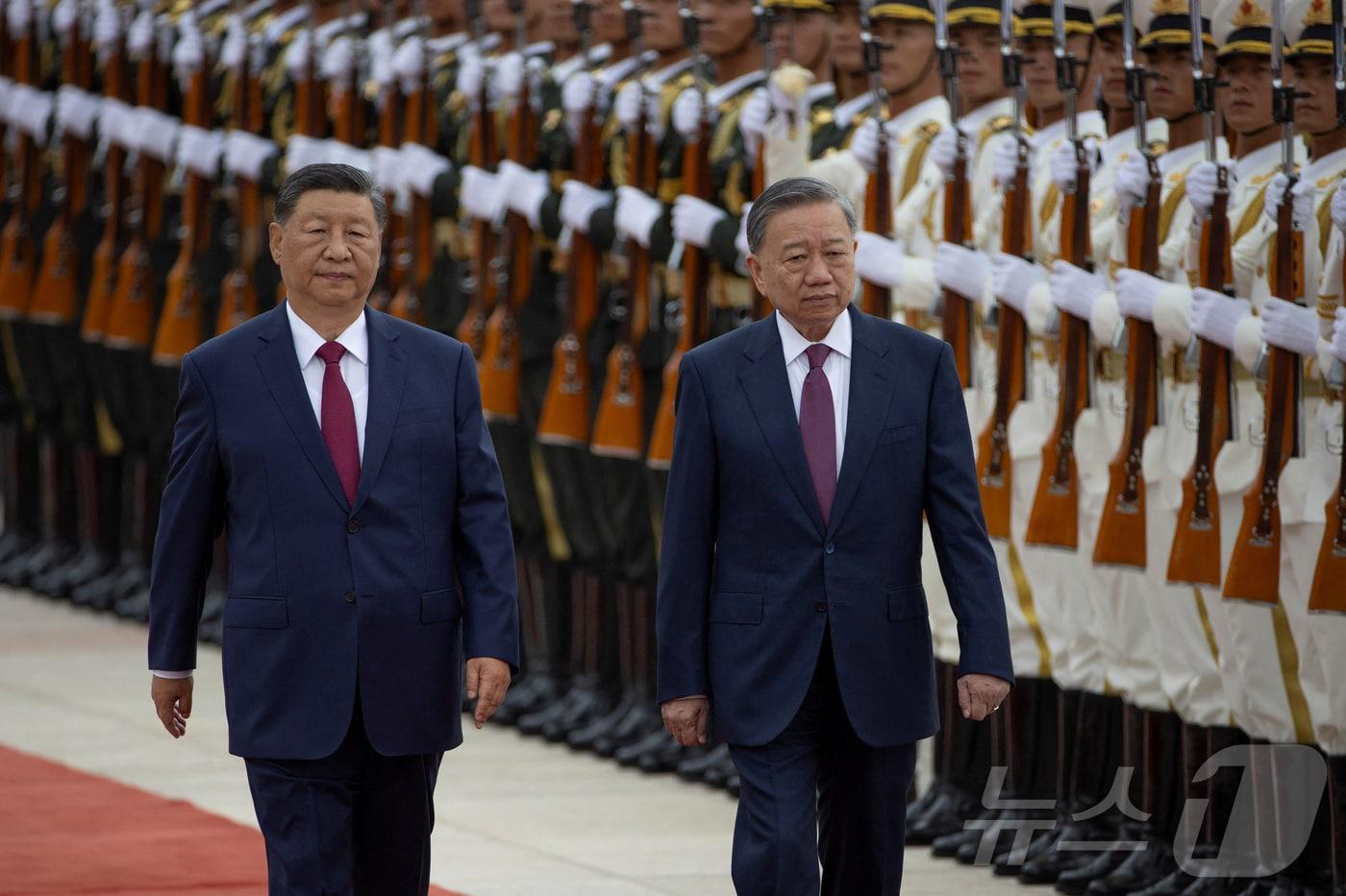 시진핑 중국 국가 주석과 또 럼 베트남 공산당 서기장이 19일 베이징 인민대회당에서 열린 환영식에 참석해 중국군 의장대를 사열하고 있다. 2024.08.19 ⓒ 로이터=뉴스1 ⓒ News1 정은지 특파원