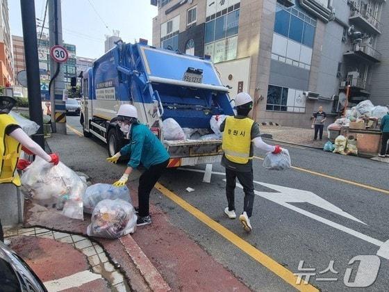 본문 이미지 - 창원시 공무원들이 재활용품을 수거하고 있다.(창원시 제공)