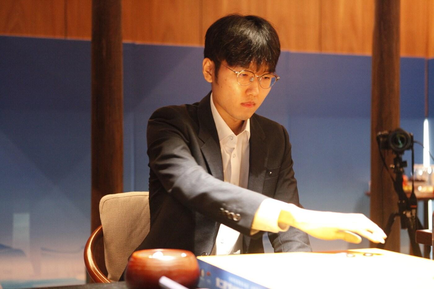  구쯔하오와의 결승 3번기 1국에서 승리한 신진서 9단(한국기원 제공)