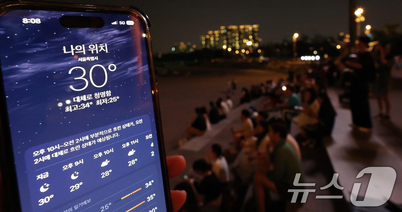 열대야에 시민들이 밖에 나와 휴식을 취하는 모습./뉴스1 ⓒ News1 박지혜 기자