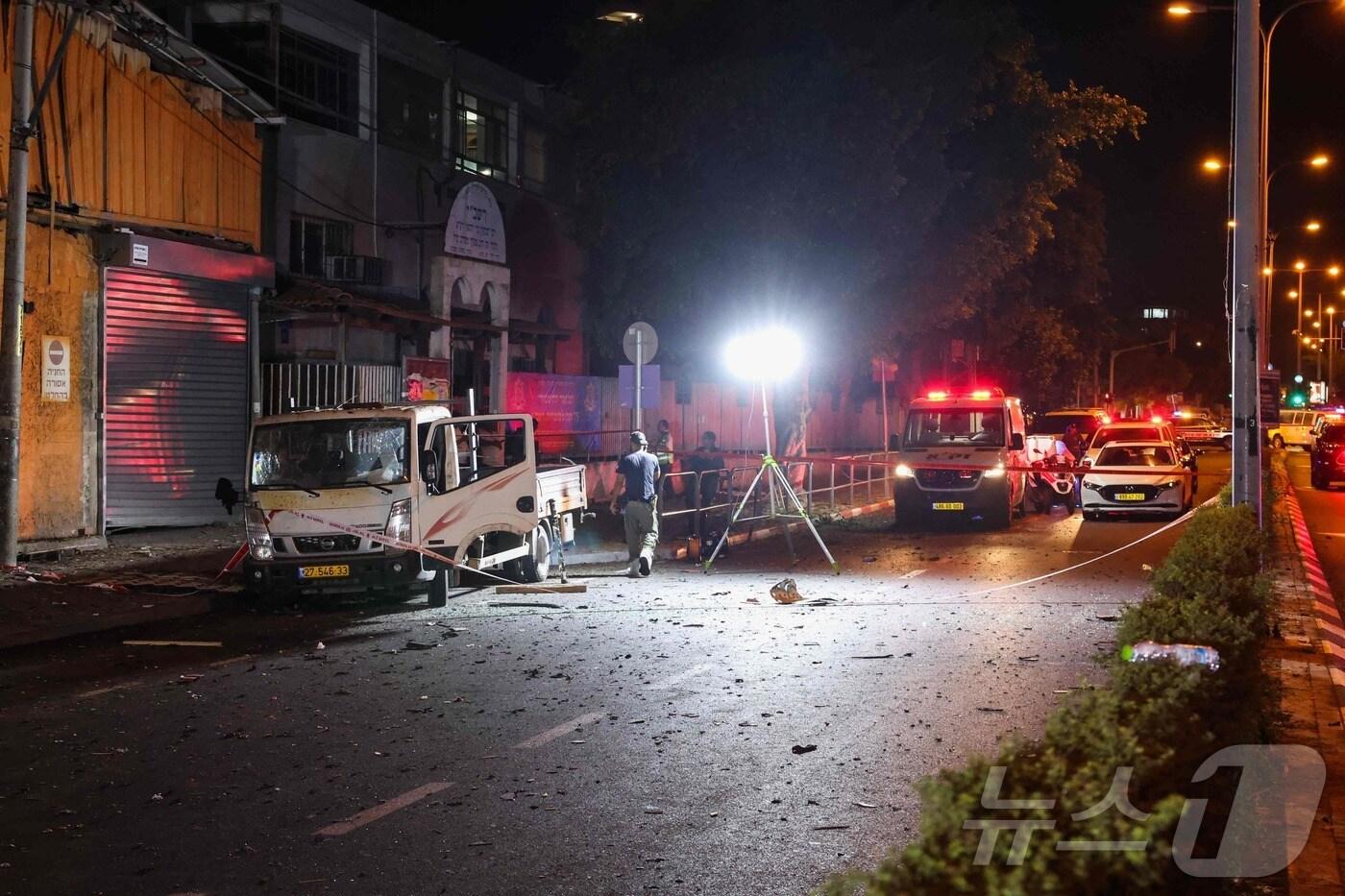 이스라엘 최대 도시 텔아비브에서 18일(현지시간) 밤 행인의 배낭에서 폭발물이 터지는 사건이 발생하자 현지 경찰이 사건 현장을 통제하고 있다. 19일 이스라엘 경찰은 이 사건을 자살 폭탄 테러로 규정했다. 2024.08.19. ⓒ AFP=뉴스1 ⓒ News1 김성식 기자