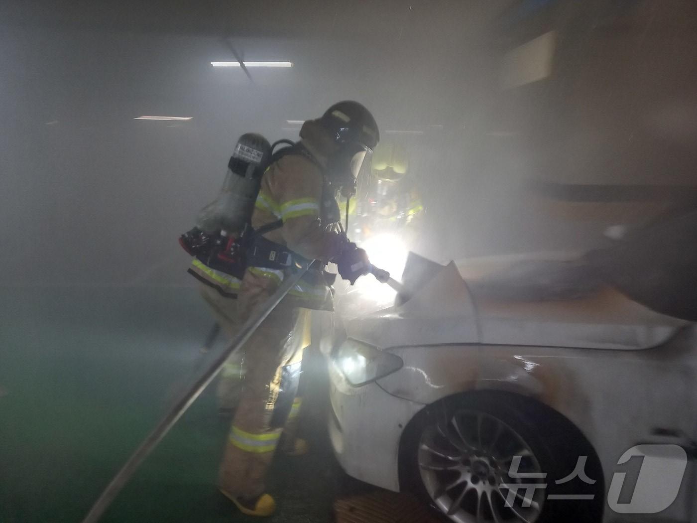 본문 이미지 - 19일 오후 7시 27분 인천시 송도국제도시 한 건물 지하주차장 1층에 주차된 BMW750LI 차량에서 불이 났다.(인천소방본부 제공)2024.8.19/뉴스1