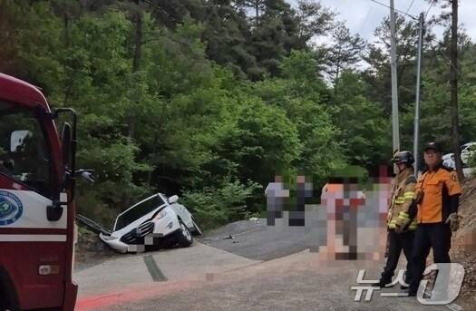 본문 이미지 - 지난 5월 15일 경북 구미시 도개면 문수사에서 내려오다 보행자 3명 치어 숨지게 한 사고 현장. (경북소방본부 제공) /뉴스1