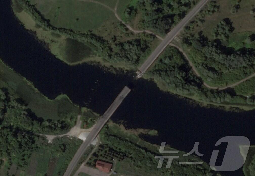 본문 이미지 - 러시아 서남부 쿠르스크주(州)에서 우크라이나군이 2주 넘게 진격 작전을 펼치고 있는 가운데 17일(현지시간) 쿠르스크주 글루시코 마을 세임강 교량이 파괴된 모습이 위성 사진에 포착됐다. 2024.08.17. ⓒ 로이터=뉴스1 ⓒ News1 김성식 기자