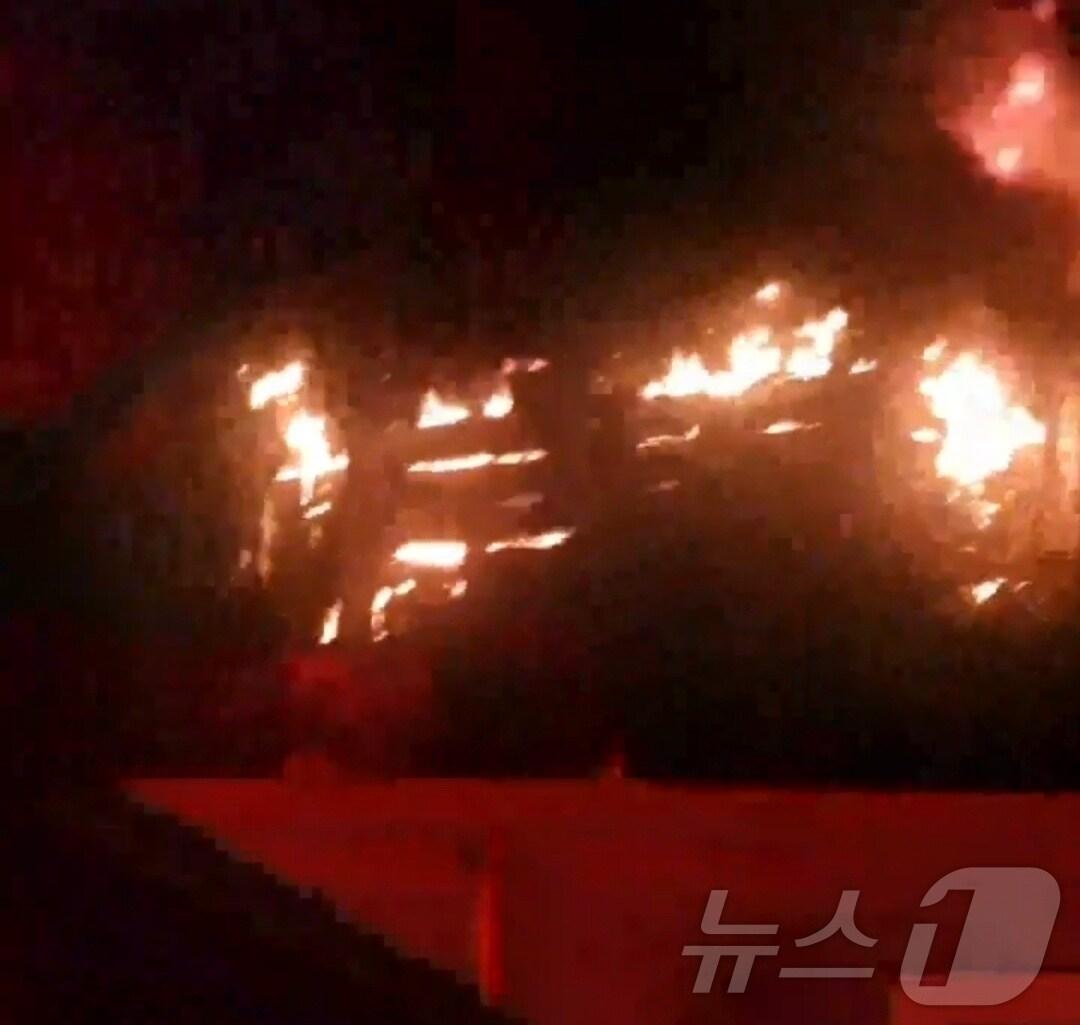 본문 이미지 - 김포 가구공장 불(경기도소방본부 제공)/뉴스1