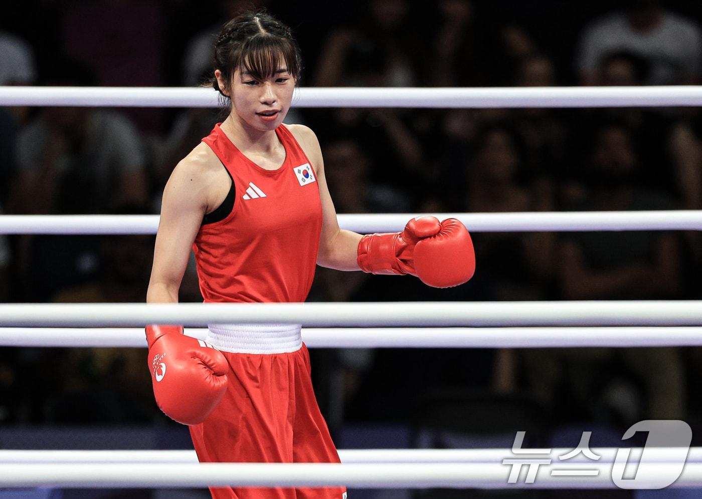 대한민국 복싱 대표팀 임애지 선수가 2일 오전(한국시간) 프랑스 파리 노스 파리 아레나에서 진행된 복싱 여자 54kg급 준준결승 콜롬비아의 예니 마르셀라 아리아스 카스타네다 선수와의 경기를 준비하고 있다. 2024.8.2/뉴스1 ⓒ News1 박정호 기자