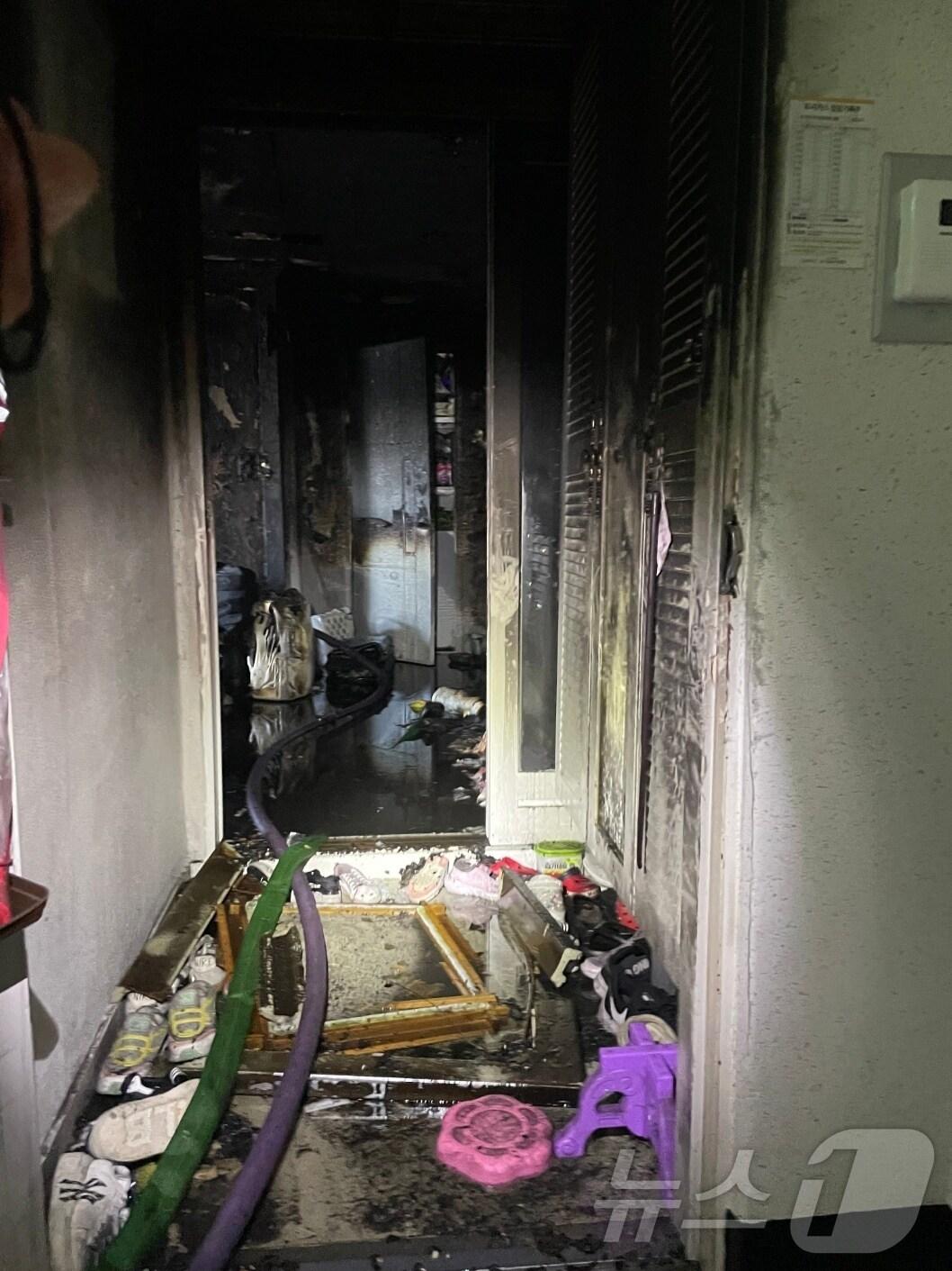 본문 이미지 - 1일 오후 부산 부산진구 당감동 아파트 화재 현장.(부산소방재난본부 제공)