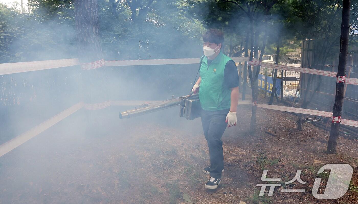 2일 오전 서울 성북구 길음7단지 앞 성북 어린이 물놀이장에서 새마을지도자 방역 봉사대원이 여름철 모기 매개 감염병 대비 민관 합동방역을 하고 있다. 2022.8.2/뉴스1 ⓒ News1 김진환 기자