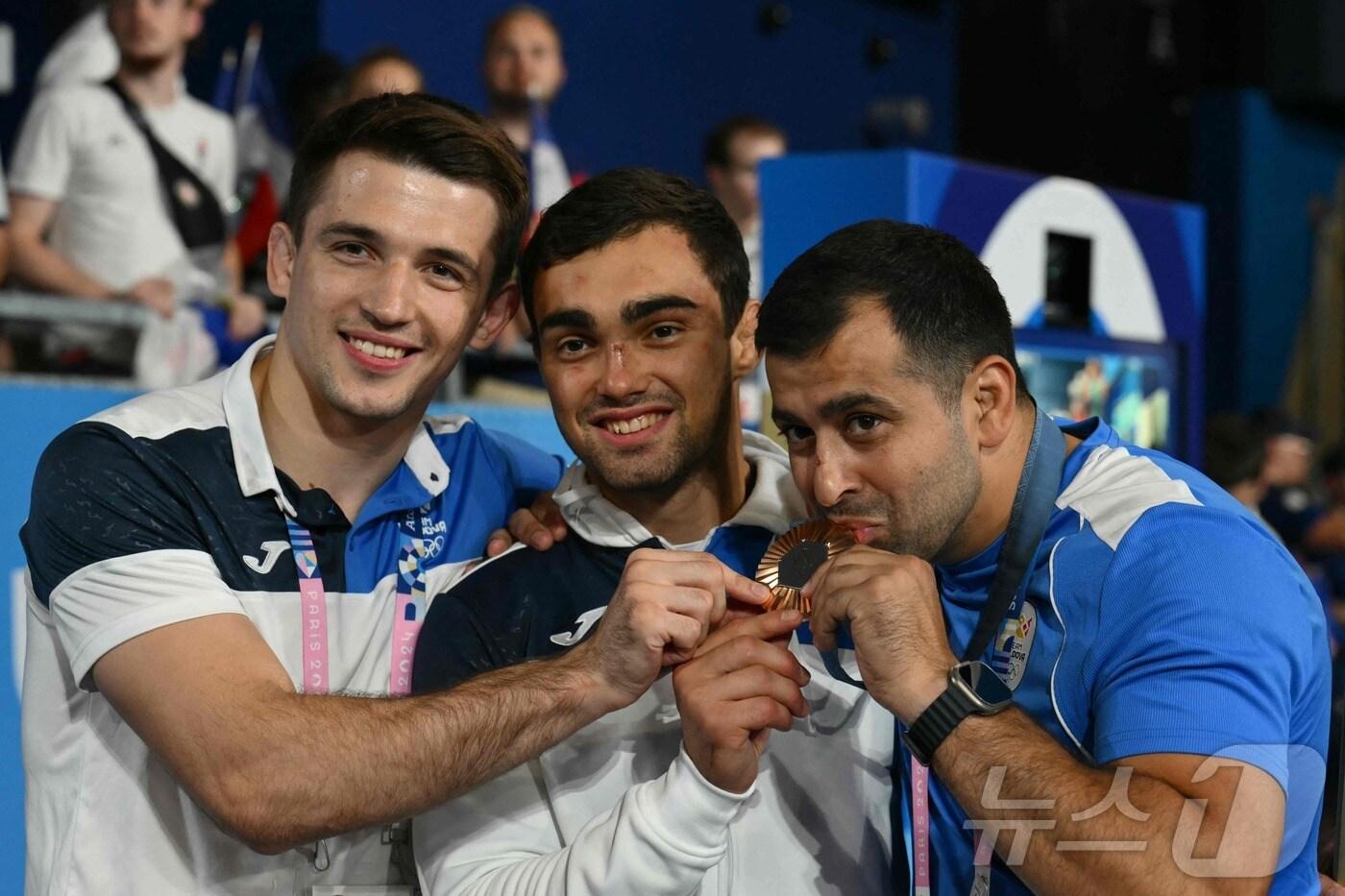 아딜 오스마노프(가운데)가 메달을 딴 모습 ⓒ AFP=뉴스1 금준혁 기자
