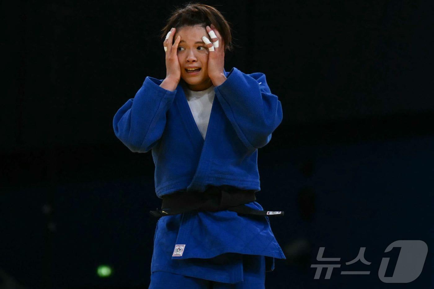 아베 우타가 2024년 7월29일 프랑스 파리 샹드마르스 경기장에서 열린 파리 올림픽 52KG 16강전에서 패배한 뒤 머리를 감싸쥐고 있다. ⓒ AFP=뉴스1 ⓒ News1 김지현 기자
