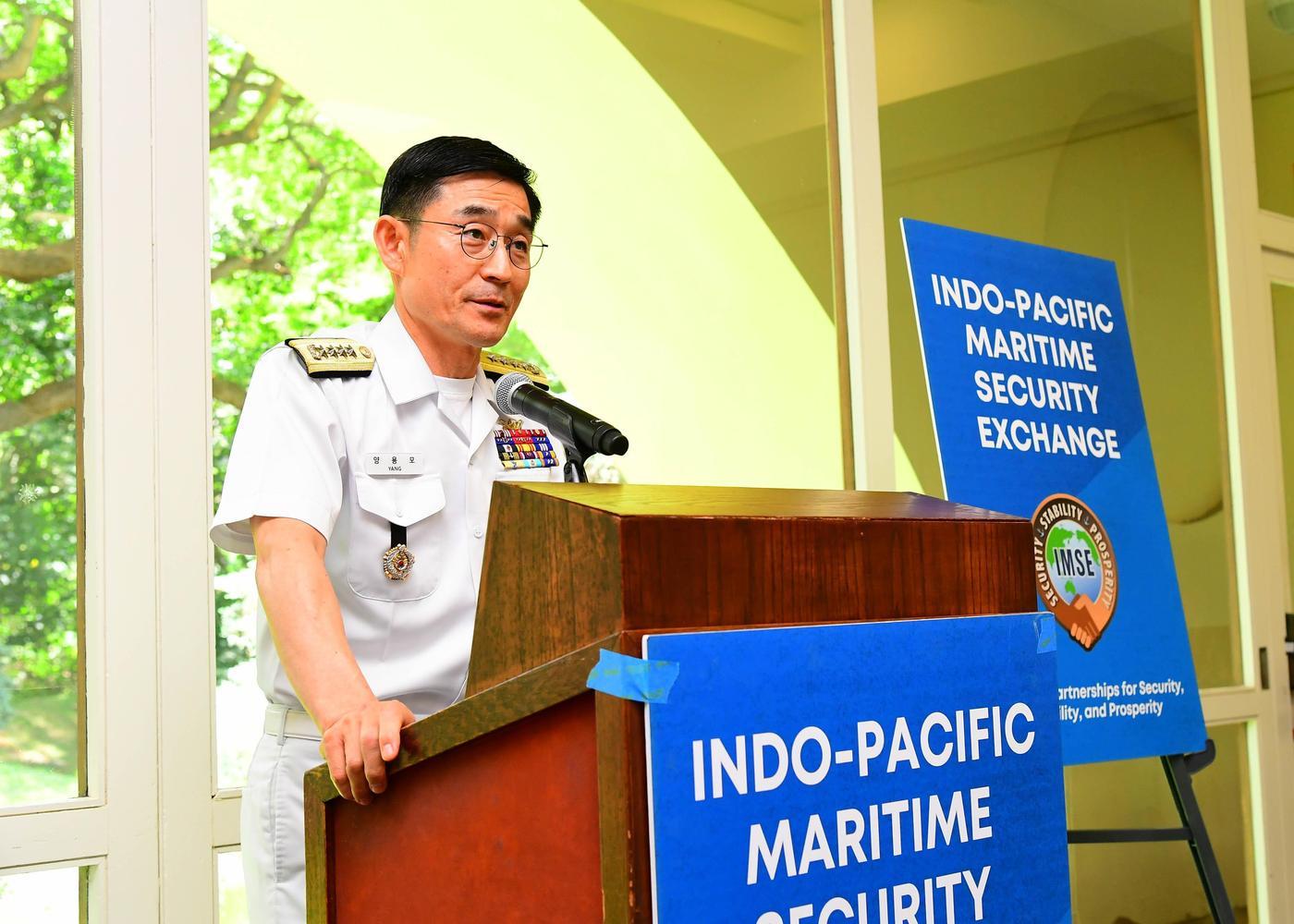 본문 이미지 - 1일(하와이 현지시각) 양용모 해군참모총장이 하와이 호놀룰루 이스트웨스트 센터에서 개최된 2024년 인도·태평양 해양안보 교류회의에 참가해 기조연설을 하고 있다.(해군 제공)