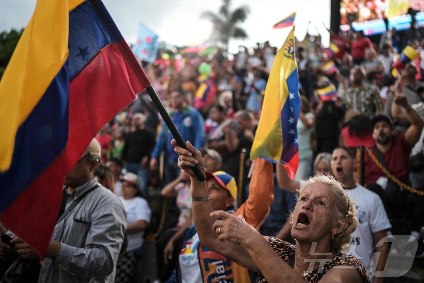 니콜라스 마두로 베네수엘라 대통령 지지자들이 1일(현지시간) 베네수엘라 카라카스 미라플로레스 대통령궁에서 마두로 대통령 발언을 들으며 구호를 외치고 있다. 2024.08.01. ⓒ AFP=뉴스1 ⓒ News1 김종훈 기자