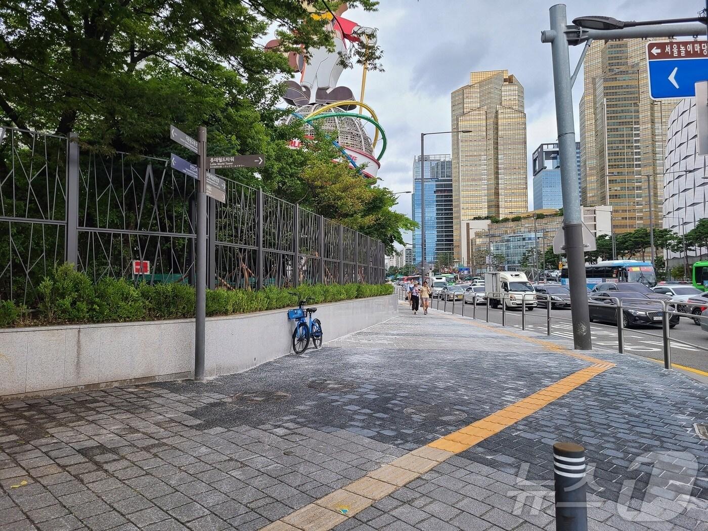 본문 이미지 -  송파구, 롯데호텔 인근 보도 확장 공사 마무리 (송파구 제공)