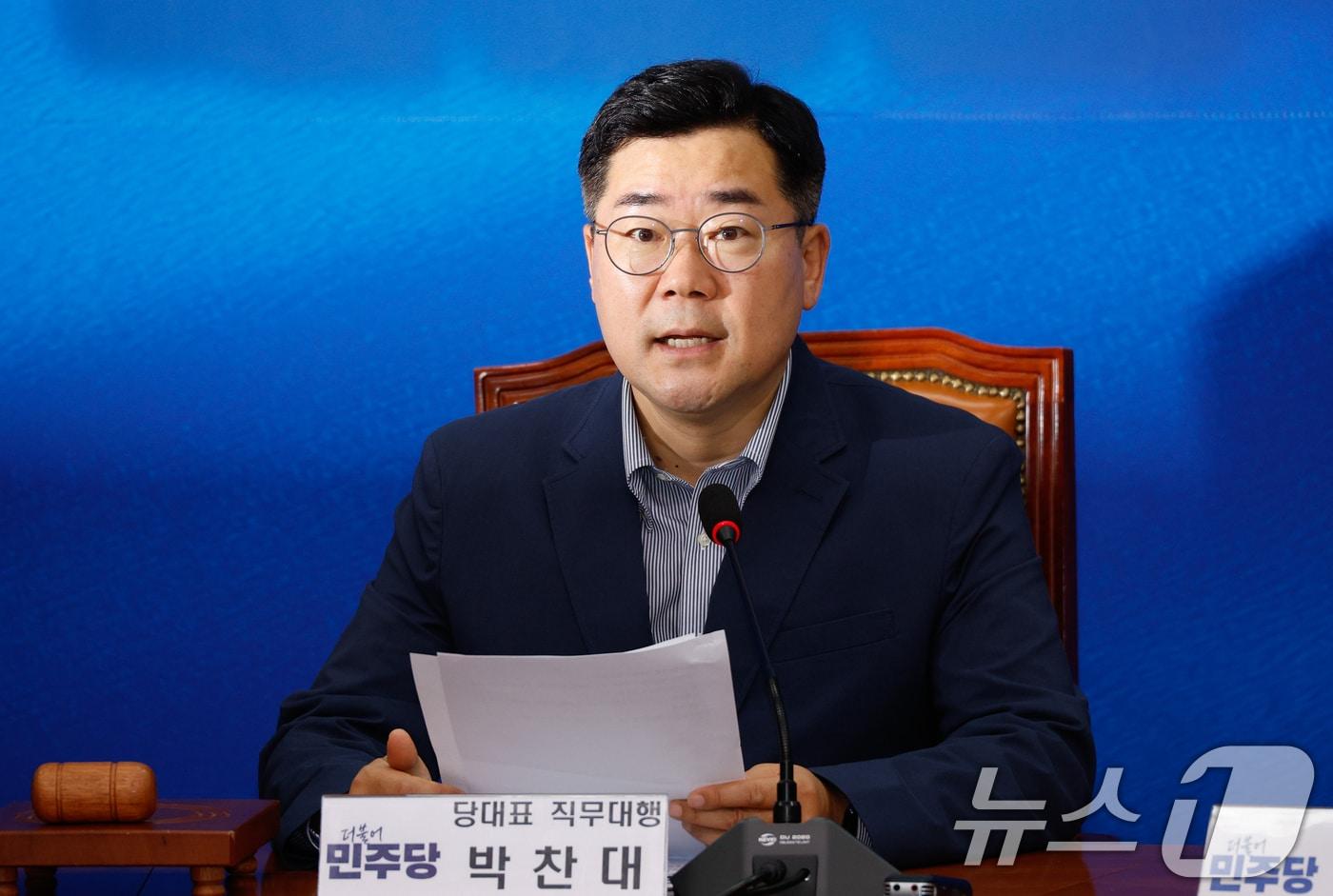 본문 이미지 - 박찬대 더불어민주당 대표 직무대행 겸 원내대표가 2일 오전 서울 여의도 국회에서 열린 최고위원회의에 참석해 모두 발언하고 있다. 2024.8.2/뉴스1 ⓒ News1 안은나 기자