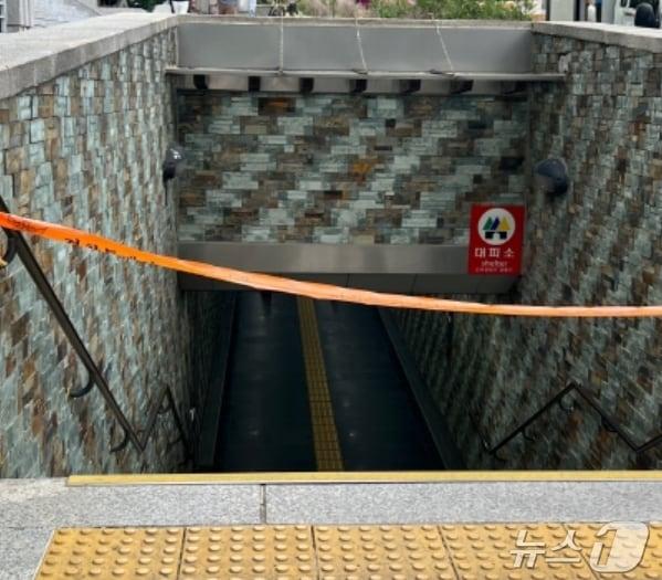 본문 이미지 - 2일 새벽 살인사건이 발생한 서울 중구 건물 인근 지하보도에 폴리스라인이 설치돼 있다.  2024.08.02ⓒ김민재 기자