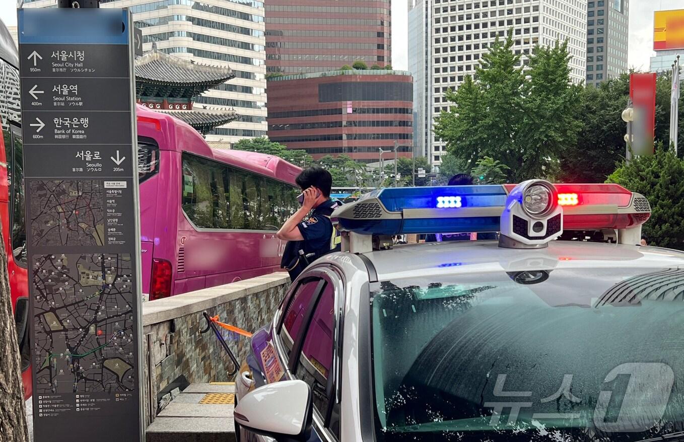 본문 이미지 - 2일 오전 5시11분쯤 서울 중구의 한 건물 인근 지하보도에서 "누군가 피 흘린 채 쓰러져 있다＂는 신고가 접수됐다. 피해자인 60대 여성은 끝내 숨을 거뒀다. 경찰은 용산구 쪽방촌 인근 노상에서 용의자 A 씨를 검거했다. 경찰은 A씨를 상대로 자세한 사건 경위를 조사할 예정이다. 사진은 사건 현장 보존중인 경찰. 2024.8.2/뉴스1 ⓒ News1 김민재 기자