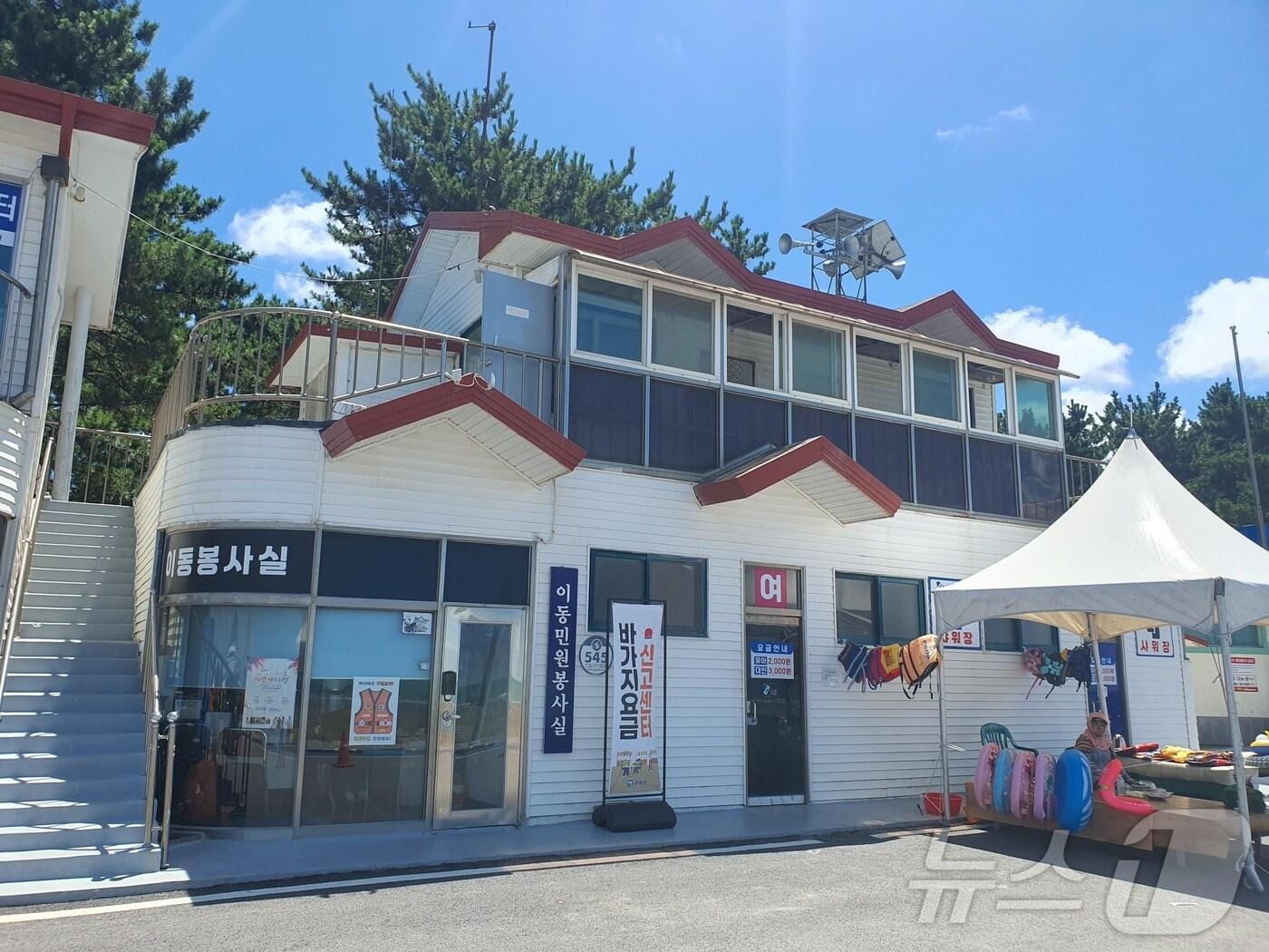 본문 이미지 -  고창군이 본격적인 휴가철을 맞아 주요 피서지 내 요금담합, 불법 이용료 징수, 바가지요금 등 불공정거래행위 근절을 위해 집중 단속에 나섰다. 고창 구시포해수욕장 내 이동민원봉사실(고창군 제공)2024.8.2/뉴스1