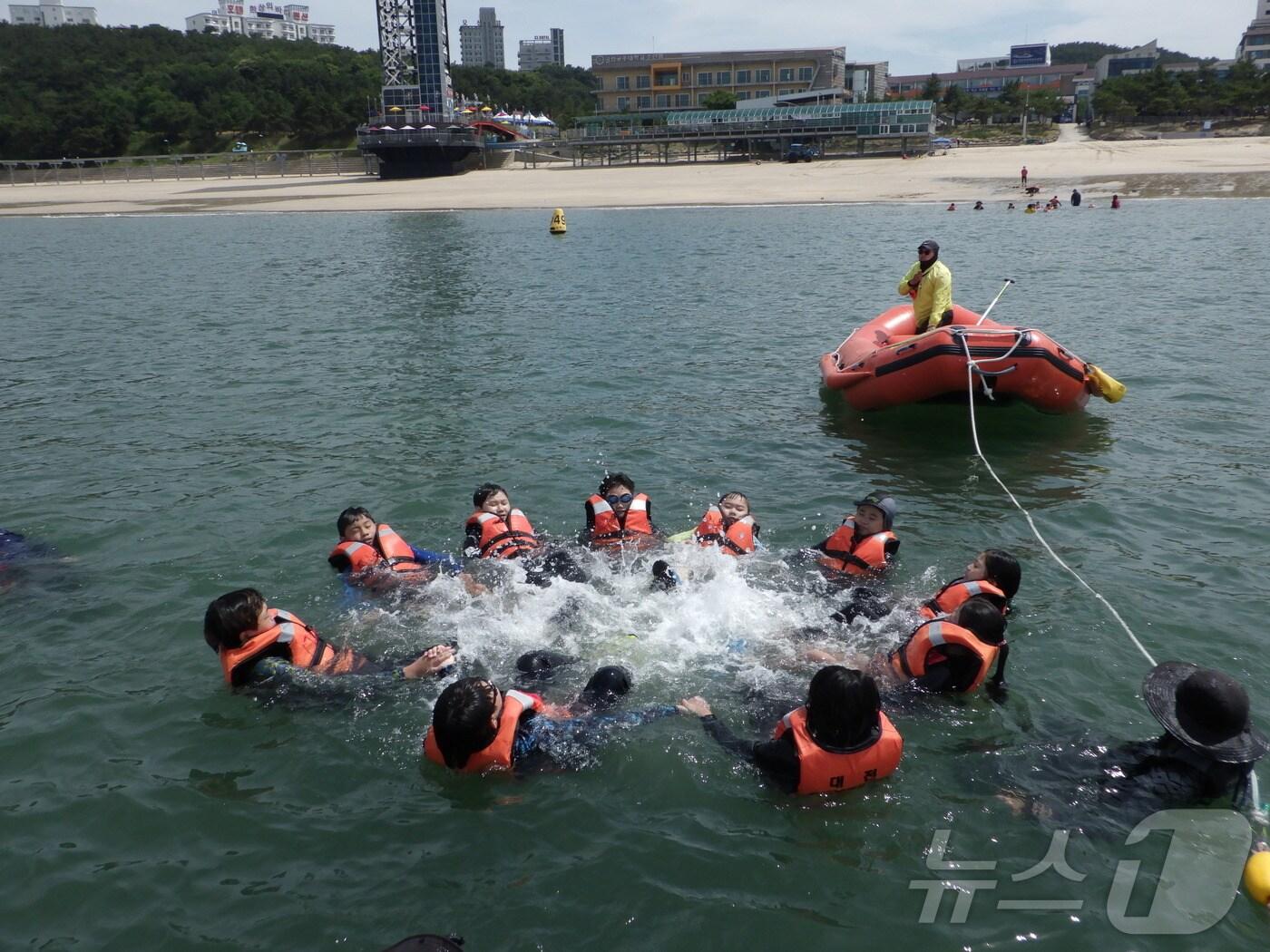 본문 이미지 - 대전학생해양수련원이 학생들을 대상으로 생존수영(구조신호)을 교육하고 있다. (대전학생해양수련원 제공)/뉴스1