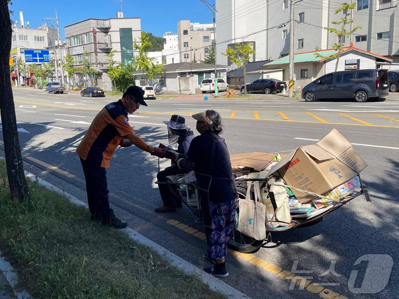 본문 이미지 - 보름째 폭염특보가 발령 중인 경북 포항시에서도 온열환자들이 발생하고 있다. 지난 1일 포항시 북구에 있는 도로에서 폐지수거노인을 발견한 포항북부소방서 119대원이 냉음료수를 전달하고 있다. (포항북부소방서제공) 2024.8.2/뉴스1 