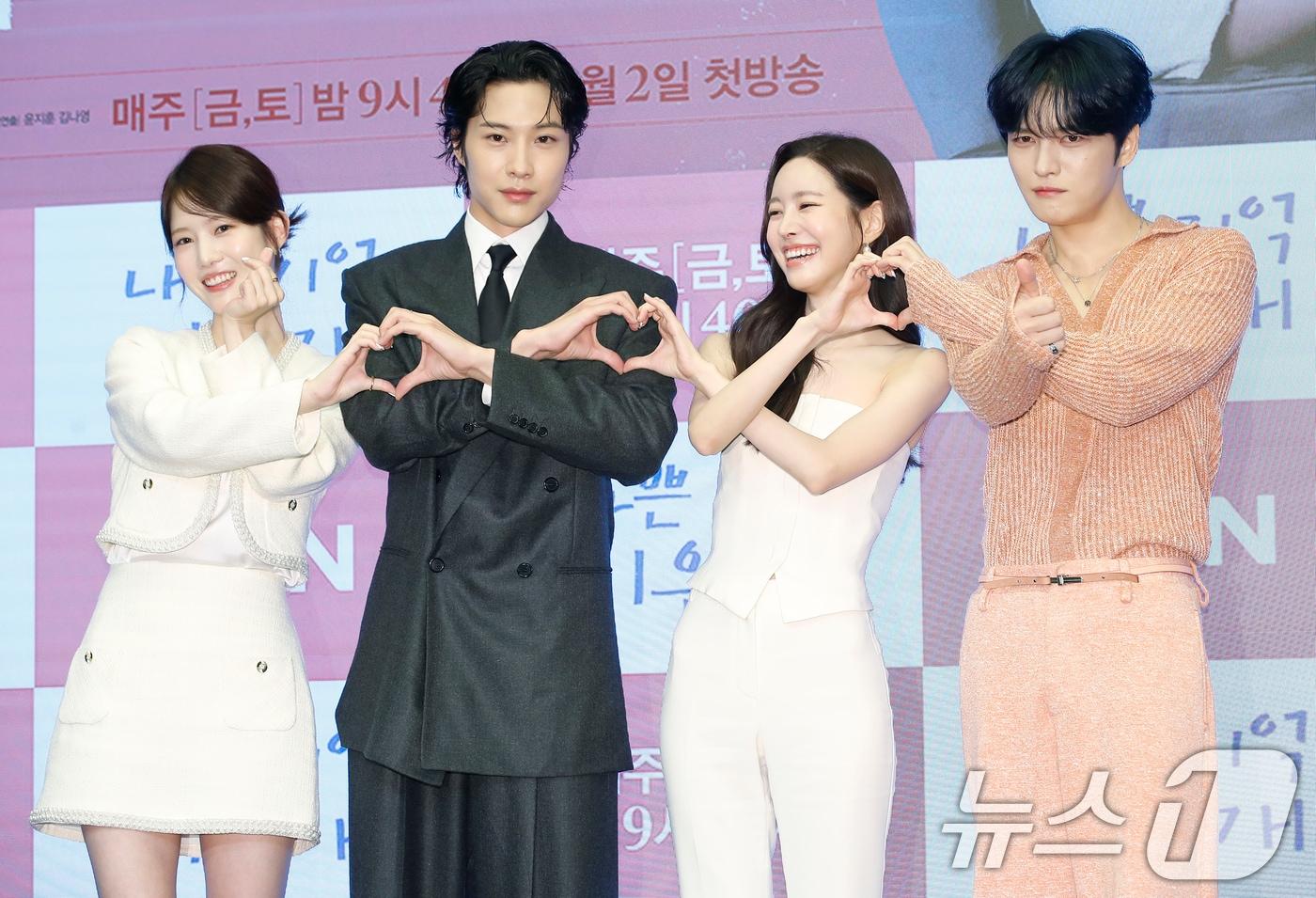 배우 양혜지(왼쪽부터)와 이종원, 진세연, 김재중이 2일 서울 마포구 스탠포드호텔코리아에서 열린 MBN 금토미니시리즈 '나쁜 기억 지우개' 제작발표회에서 포즈를 취하고 있다. '나쁜 기억 지우개'는 기억 지우개로 인생이 바뀐 남자(김재중 분)와 그의 첫사랑이 되어버린 여자(진세연 분)의 아슬아슬 첫사랑 조작 로맨스다. 2024.8.2/뉴스1 ⓒ News1 권현진 기자