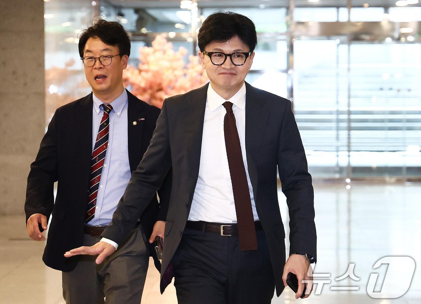 본문 이미지 - 2024년 8월 2일 당시 한동훈 국민의힘 대표가 곽규택 의원화 함께 황우여 전 비상대책위원장을 비롯한 비대위원, 대변인단 등과 오찬을 하기 위해 서울 여의도의 한 식당으로 들어서고 있다. 2024.8.2 ⓒ 뉴스1 김민지 기자