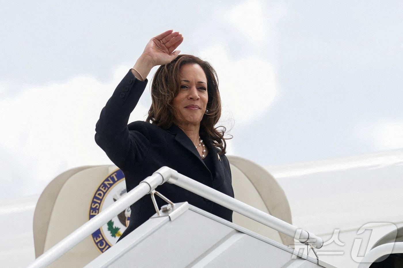 본문 이미지 - 카멀라 해리스 미국 부통령이 1일(현지시각) 텍사스주 휴스턴의 공항에서 워싱턴으로 출발하기 위해 전용기를 타고 있다. 2024.08.02 ⓒ 로이터=뉴스1 ⓒ News1 우동명 기자