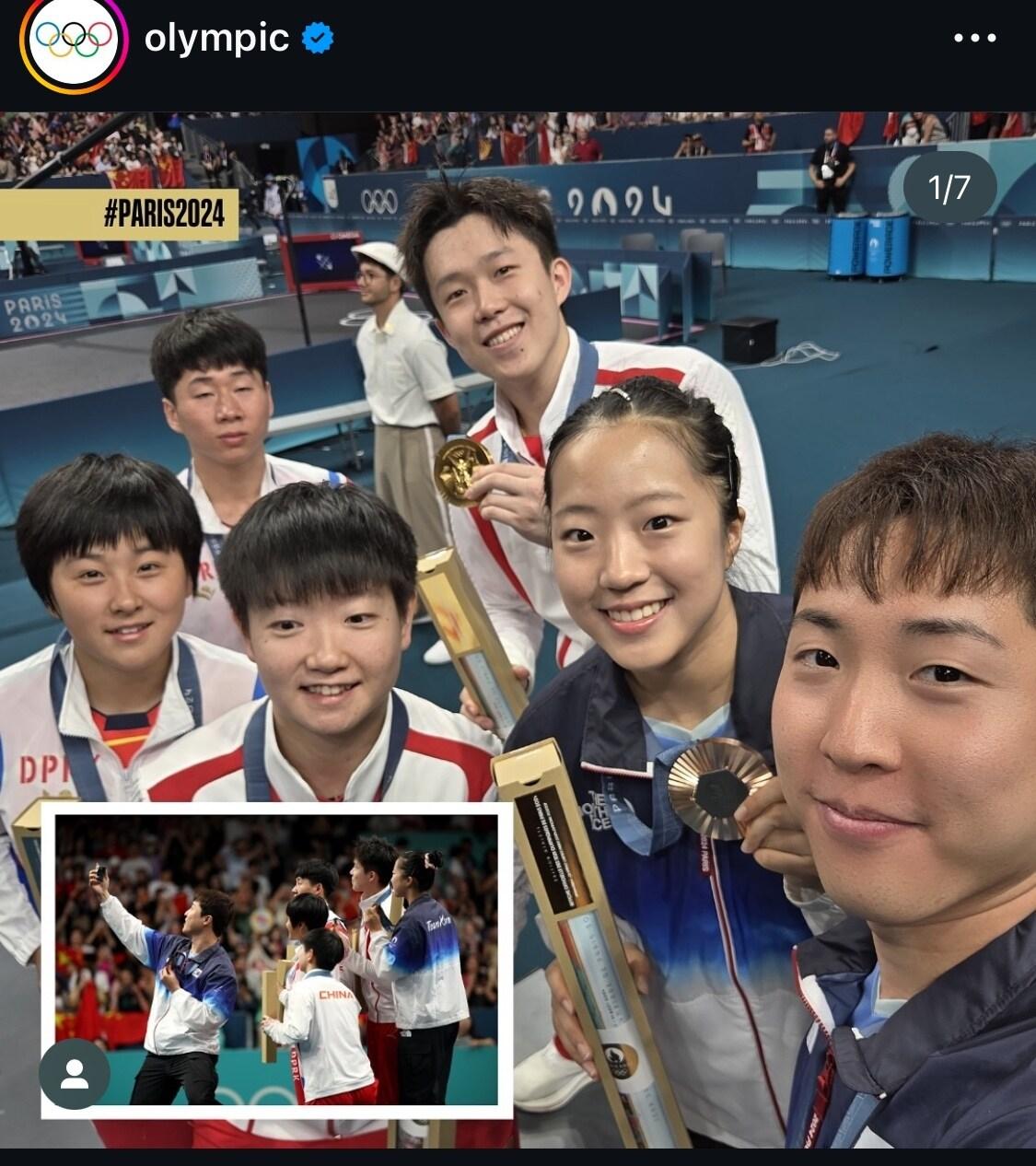 본문 이미지 - IOC가 2일 2024 파리 올림픽 탁구 혼합복식에서 은메달과 동메달을 딴 북한과 한국 선수들이 시상대에서 셀피를 찍는 모습의 사진을 공식 인사타그램에 공개했다.(IOC 한국어 공식 인스타그램 갈무리)