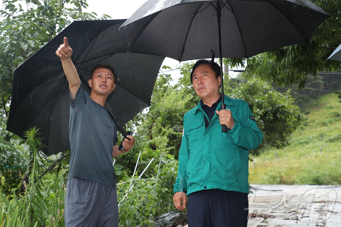 권기창 안동시장(오른쪽)이 수해 현장을 찾아 주민들의 고충을 듣고있다(안동시 제공)2024.8.2/뉴스1