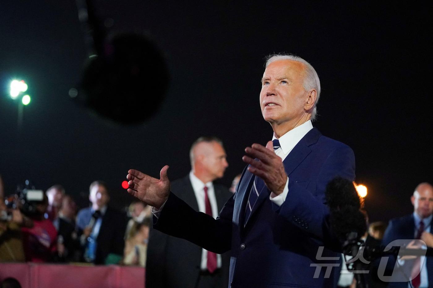 본문 이미지 - 조 바이든 미국 대통령이 1일(현지시간) 미국 메릴랜드주 앤드루스 공군기지에서 기자들과 대화하고 있다. 2024.08.01. ⓒ 로이터=뉴스1 ⓒ News1 김종훈 기자