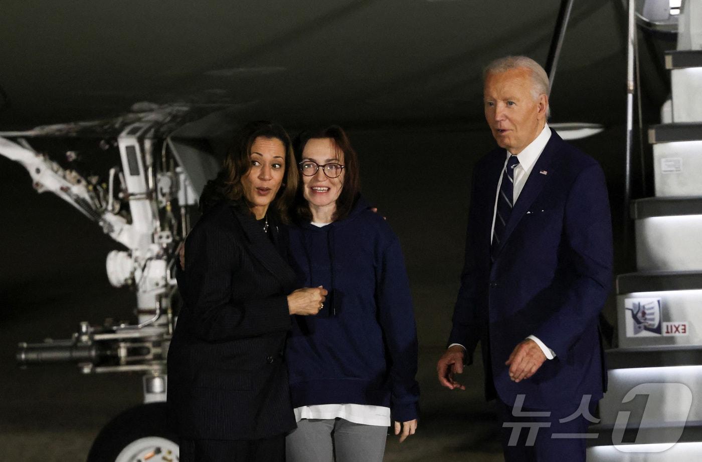 조 바이든 미국 대통령(오른쪽)과 카멀라 해리스 부통령이 1일(현지시간) 미국 메릴랜드주 앤드루스 공군기지에서 러시아 감옥에서 복역 도중 수감자 교환으로 풀려난 러시아계 미 언론인 알수 쿠르마셰바(47·여)를 맞이하고 있다. 2024.08.01. ⓒ 로이터=뉴스1 ⓒ News1 김종훈 기자
