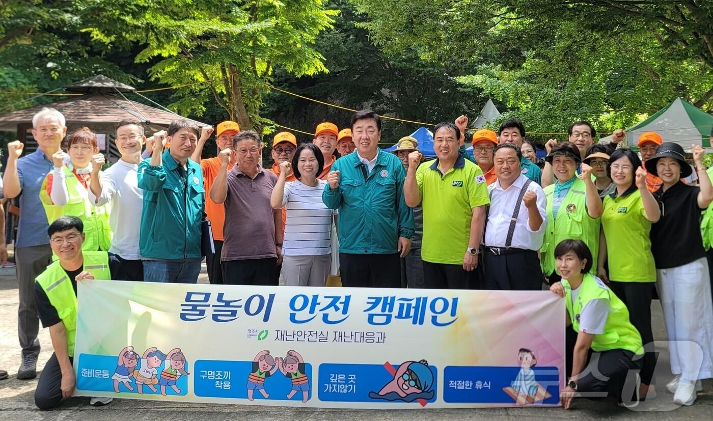 본문 이미지 - 이범석 청주시장이 2일 상당구 미원면 청석굴 물놀이장을 찾아 물놀이 안전 캠페인을 벌였다.(청주시 제공)/뉴스1