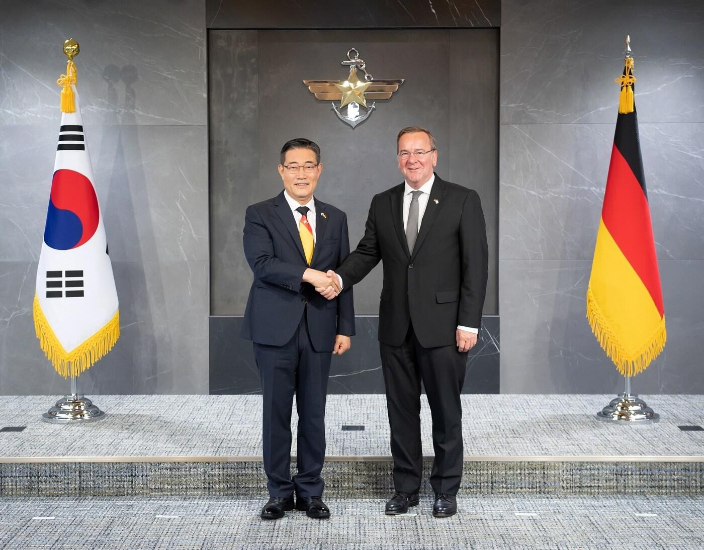 본문 이미지 - 신원식 국방부 장관과 보리스 피스토리우스 독일 국방부 장관이 2일 서울 용산구 국방부 청사에서 만나 기념촬영하고 있다.(국방부 제공)