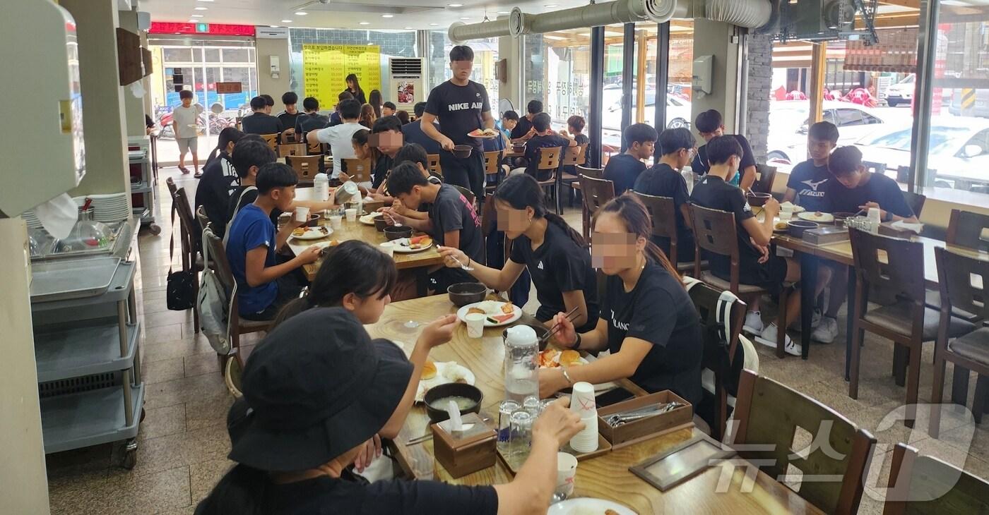 본문 이미지 - 전지훈련 선수들이 보은군의 한 음식점에서 식사를 하고 있다. (보은군 제공) /뉴스1 