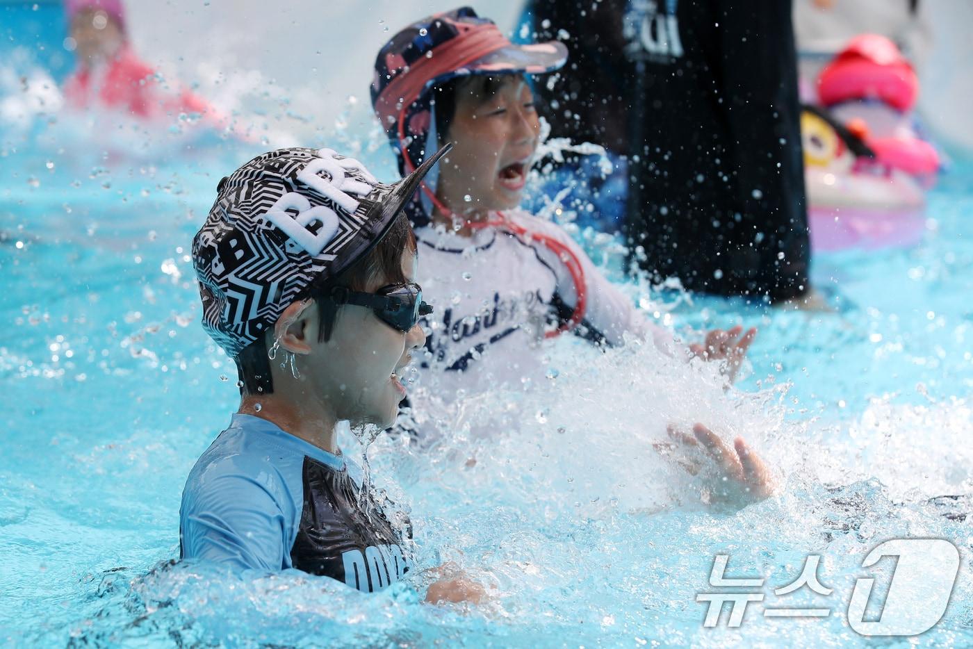 열대야와 폭염이 계속된 2일 오후 대구 달서구 이월드 아쿠아빌리지에서 어린이들이 무더위를 피해 물놀이를 즐기고 있다. 2024.8.2/뉴스1 ⓒ News1 공정식 기자