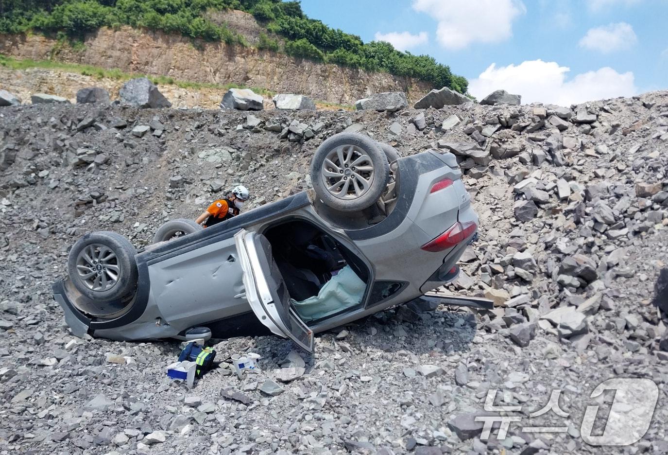 본문 이미지 - 경남 사천시 사천읍 한 석산에서 SUV 가 4m 아래로 추락해 있다.(경남소방본부 제공)
