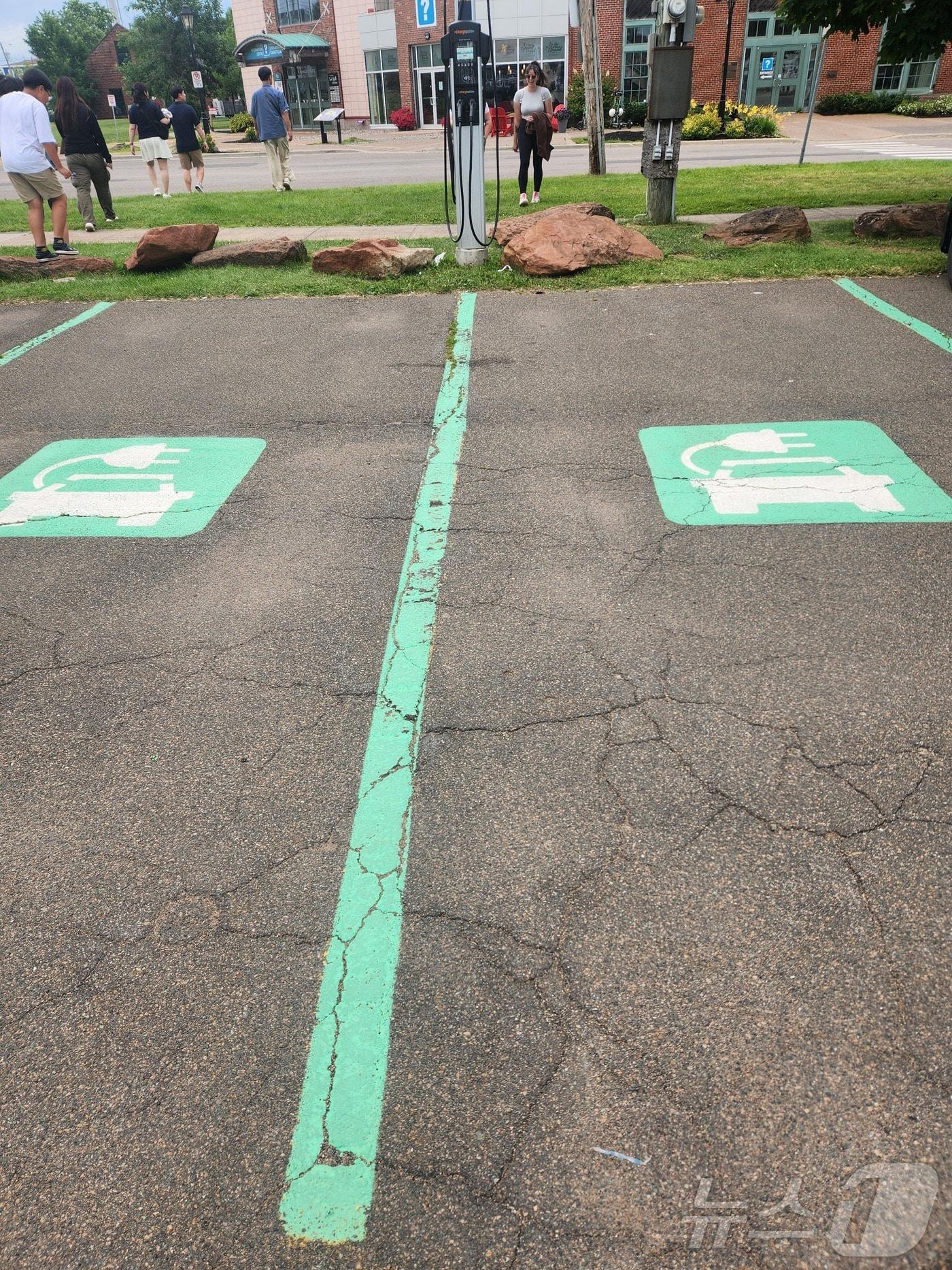 본문 이미지 - 캐나다 몽튼의 공용 주차장에 한편에 만들어진 전기 자동차 충전소 2024.08.01/ &#40;사진: 김남희 통신원&#41;