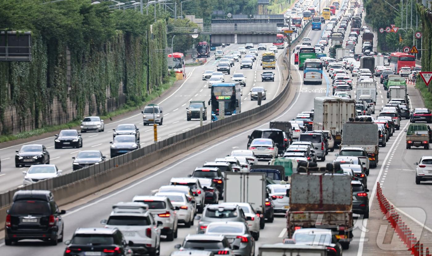 여름 휴가철인 경부고속도로 하행선이 차량들로 정체를 빚고 있다. /뉴스1 ⓒ News1 김도우 기자
