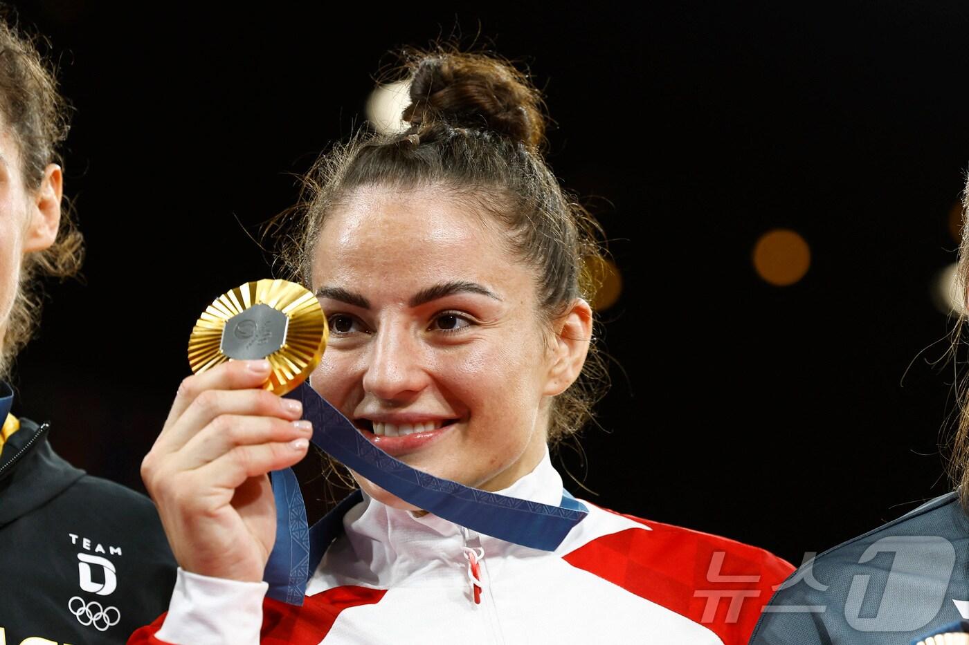 크로아티아 유도선스 바르바라 마티치가 31일(현지시간) 파리올림픽 여자 유도 70kg급 경기에서 금메달을 획득한 후 시상식에서 메달을 내보이며 웃음짓고 있다. 2024.7.31 ⓒ 로이터=뉴스1 ⓒ News1 강민경 기자