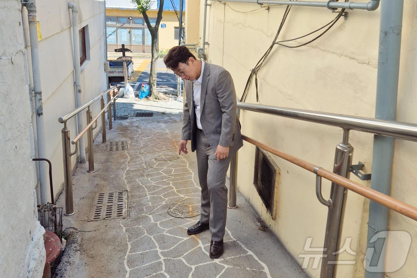 본문 이미지 - 울산광역시의회 방인섭 의원이 2일 남구 장생포 마을을 찾아 도로 포장, 불법 주정차 단속 등 시민 불편사항을 청취하고 개선 방안을 모색했다.(시의회 제공)