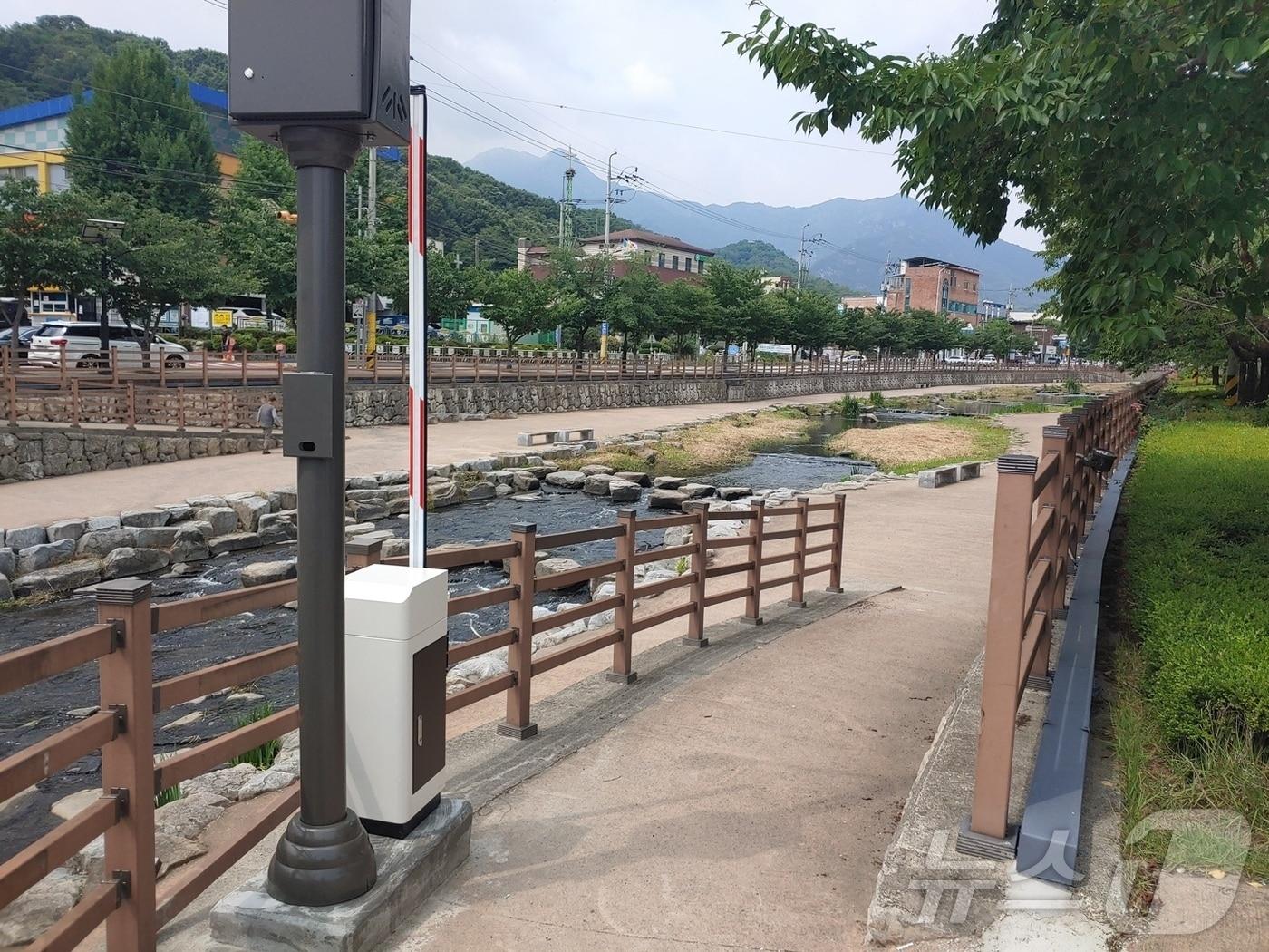 본문 이미지 - 경북 구미시 금오천 산책로에 설치된 원격차단기(구미시 제공)/뉴스1