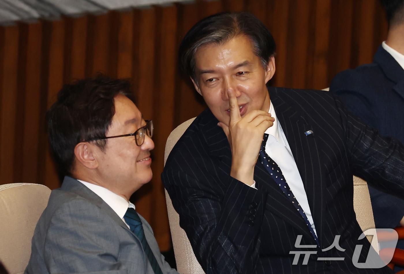 본문 이미지 - 2024년 8월 2일 조국 조국혁신당 대표와 박범계 더불어민주당 의원이 서울 여의도 국회에서 열린 본회의에서 2024년 민생회복지원금 지급을 위한 특별조치법안(대안)에 대한 무제한토론 종결동의의 건에 대한 표결을 마치고 대화하고 있다. 2024.8.2 ⓒ 뉴스1 김민지 기자