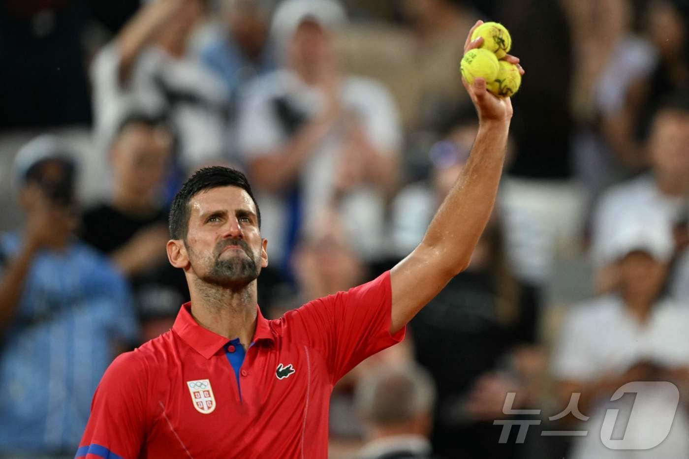 본문 이미지 - 세르비아의 노박 조코비치가 2024년 8월2일 프랑스 파리의 스타드 롤랑가로스에서 열린 파리 올림픽 테니스 남자 단식 8강전에서 스테파노스 치치파스를 상대로 승리한 뒤 관중석을 향해 인사를 건네고 있다. ⓒ AFP=뉴스1 ⓒ News1 김지현 기자