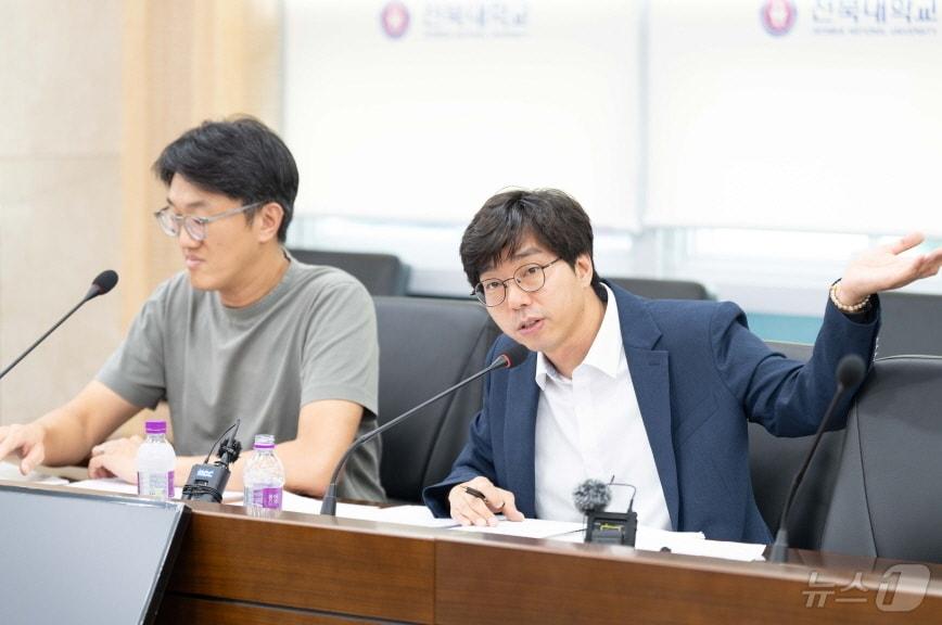 본문 이미지 - 김순태 전북대 정보혁신처장(사진 오른쪽)이 2일 대학본부 2층 대회의실에서 브리핑을 갖고 최근 발생한 해킹 사건에 대해 설명하고 있다./뉴스1